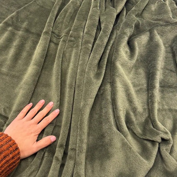 Tissu Polaire Polyester Vert Kaki Foncé Uni- Coupon 150cm x 200cm