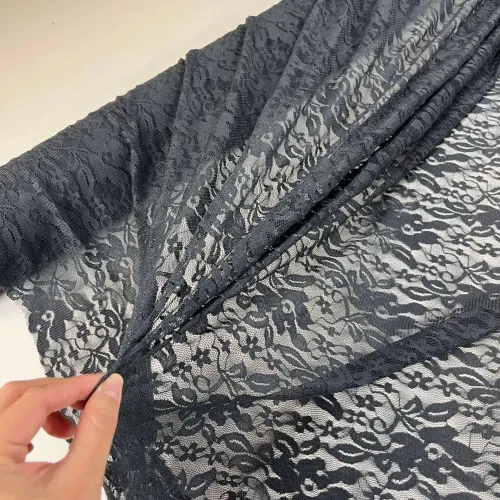 Tissu polyester dentelle fleurs gris