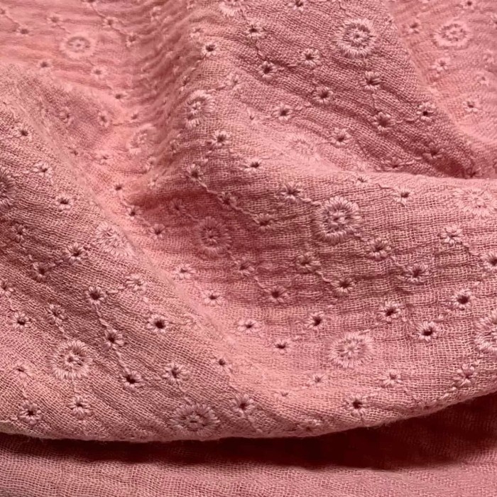 Tissu Double gaze broderie Agnes Rose poudré Tissu Double gaze broderie Agnes Rose poudré
