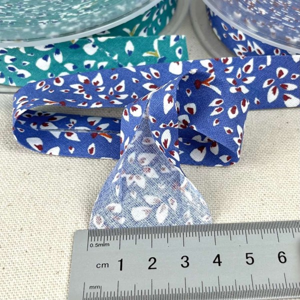 Biais coton imprimé pétales 20mm bleu Biais coton imprimé pétales 20mm bleu