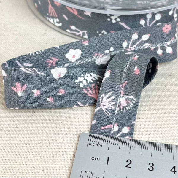 Biais coton imprimé fleurs avril 20mm gris Biais coton imprimé fleurs avril 20mm gris