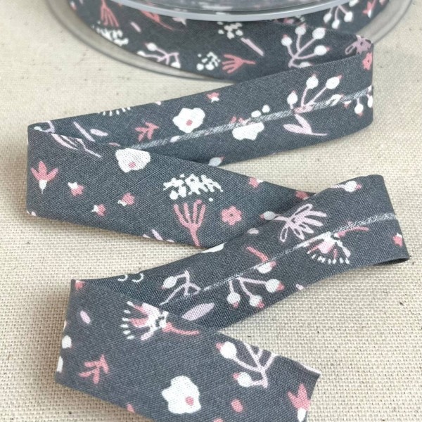 Biais coton imprimé fleurs avril 20mm gris Biais coton imprimé fleurs avril 20mm gris