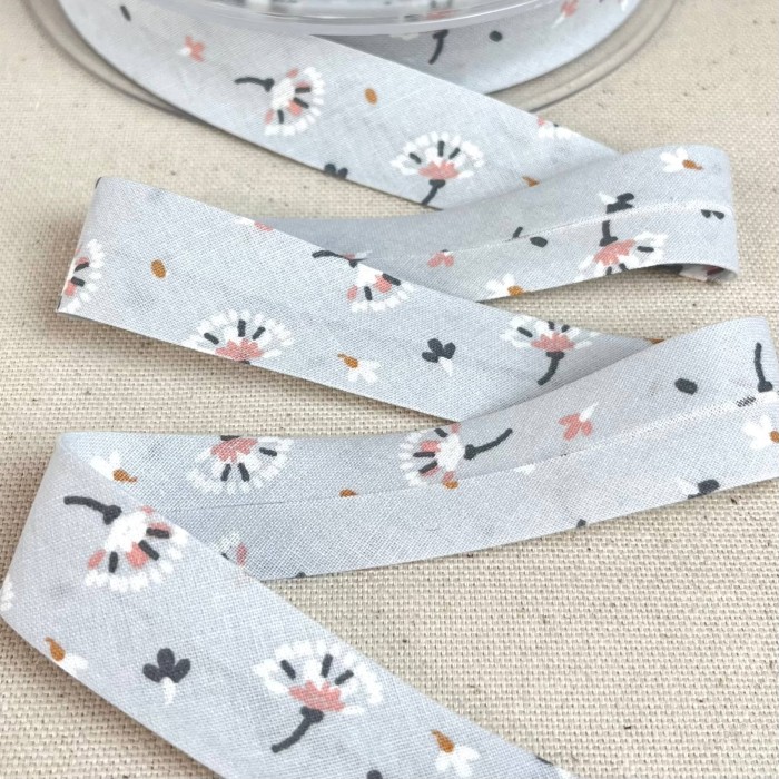 Biais coton imprimé fleurs 20mm bleu ciel Biais coton imprimé fleurs 20mm bleu ciel