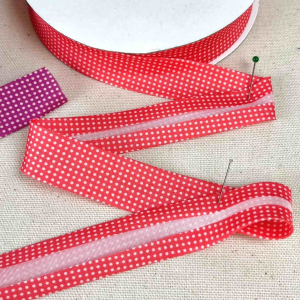 Biais coton polyester petit pois 20mm rouge Biais coton polyester petit pois 20mm rouge