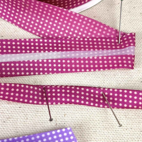 Biais coton polyester petit pois 20mm fuchsia Biais coton polyester petit pois 20mm fuchsia