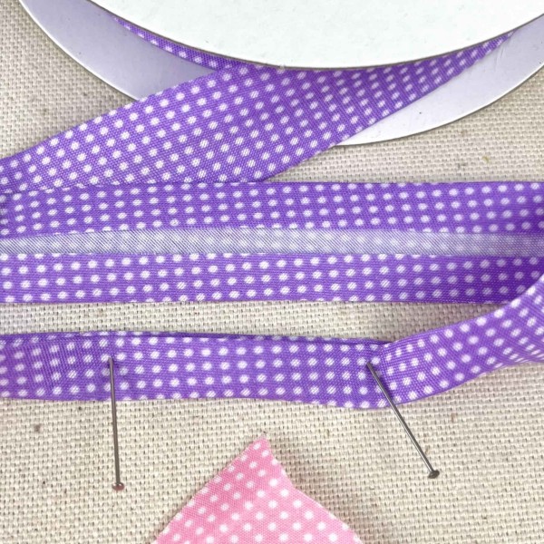 Biais coton polyester petit pois 20mm violet Biais coton polyester petit pois 20mm violet
