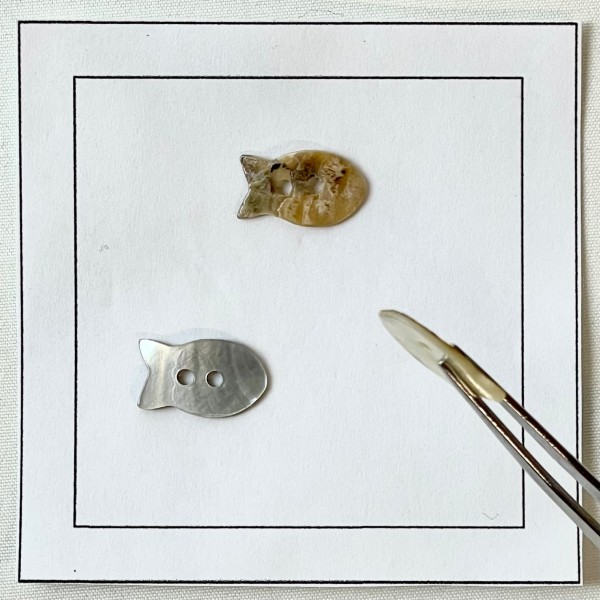Bouton nacre poisson écru Bouton nacre poisson écru