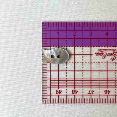Bouton nacre poisson écru Bouton nacre poisson écru