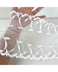 Dentelle brodée sur maille fine vagues blanches 20cm