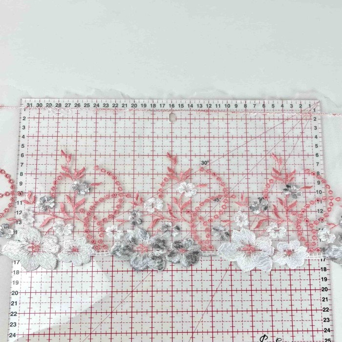 Dentelle fleurs blanches argentées 18cm