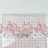 Dentelle fleurs blanches argentées 18cm