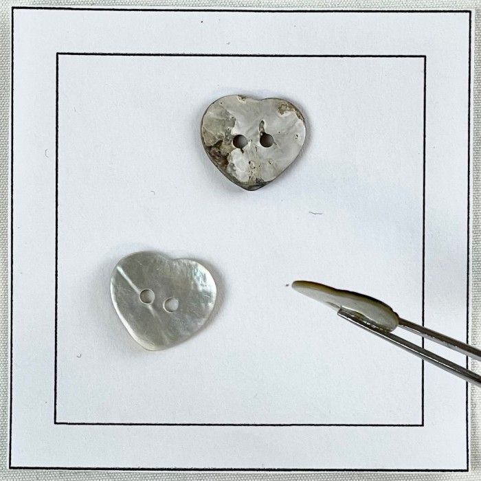 Bouton nacre cœur blanc