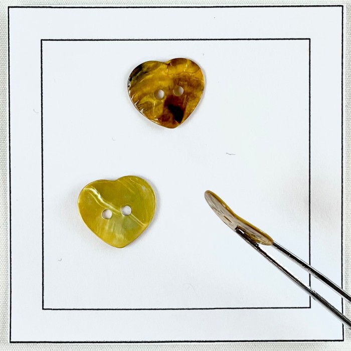 Bouton nacre cœur jaune