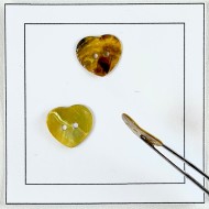 Bouton nacre cœur jaune