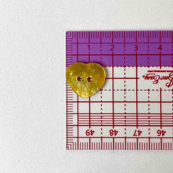 Bouton nacre cœur jaune