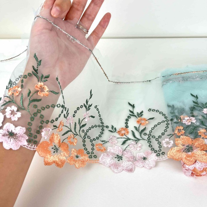 Dentelle fleurs roses oranges sur tulle vert 18cm