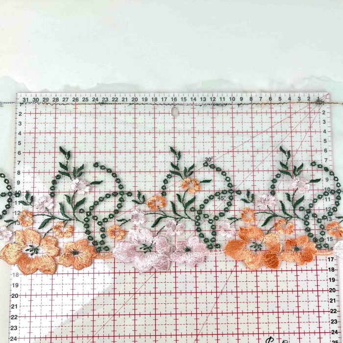 Dentelle fleurs roses oranges sur tulle vert 18cm