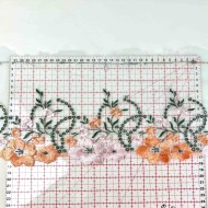 Dentelle fleurs roses oranges sur tulle vert 18cm