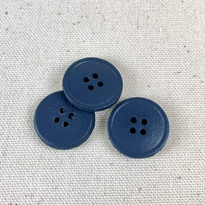 Bouton en cuir bleu marine 4 trous 23mm