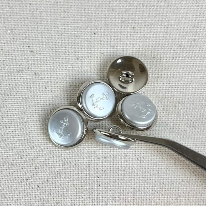 Bouton plastique ancre marine argenté S 18mm