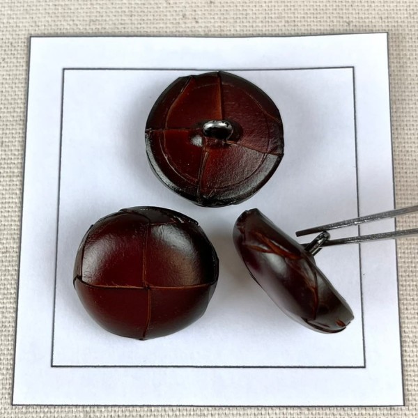 Bouton en cuir nœud marron foncé 26mm Bouton en cuir nœud marron foncé 26mm