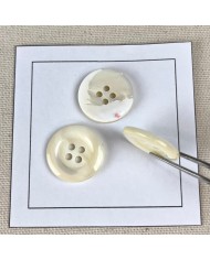 Bouton nacre à bord contourné crème 22mm