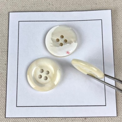 Bouton nacre à bord contourné crème 22mm Bouton nacre à bord contourné crème 22mm