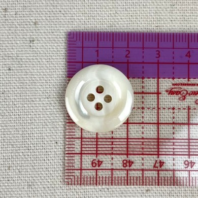Bouton nacre à bord contourné crème 22mm Bouton nacre à bord contourné crème 22mm