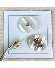 Bouton plastique blanc décoré argenté 25mm