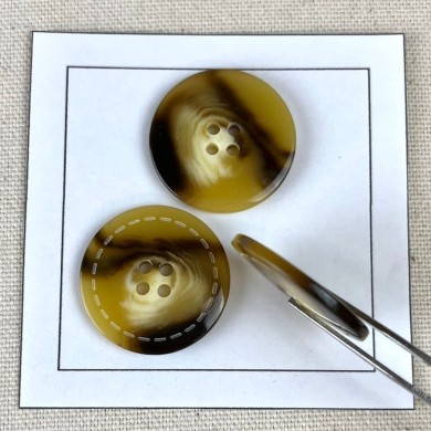 Bouton plastique effet corne contour piqué 28mm