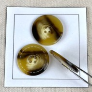 Bouton plastique effet corne contour piqué 28mm