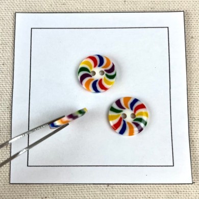 Bouton plastique rond arc-en-ciel S 16mm Bouton plastique rond arc-en-ciel S 16mm