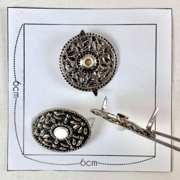 Bouton à griffe rond fleur en argent Bouton à griffe rond fleur en argent