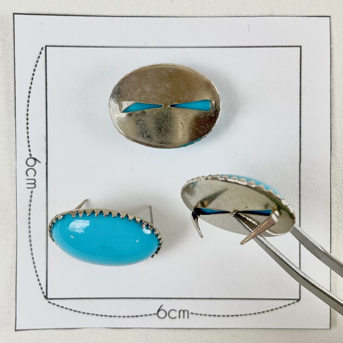 Bouton à griffe ovale bleu