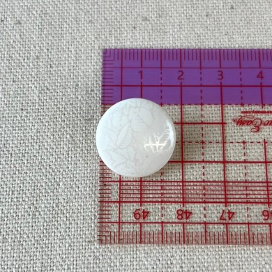Bouton plastique feuilles dessinés blanc 19mm Bouton plastique feuilles dessinés blanc 19mm
