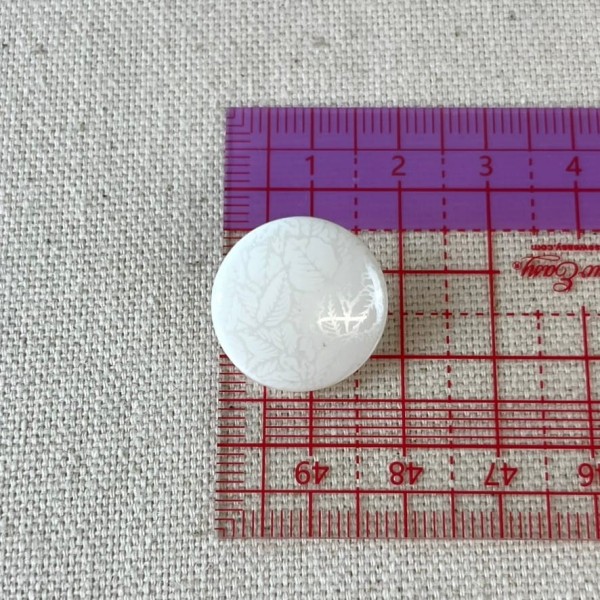 Bouton plastique feuilles dessinés blanc 19mm Bouton plastique feuilles dessinés blanc 19mm