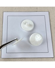 Bouton plastique feuilles dessinés blanc 19mm Bouton plastique feuilles dessinés blanc 19mm