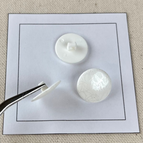 Bouton plastique feuilles dessinés blanc 19mm Bouton plastique feuilles dessinés blanc 19mm