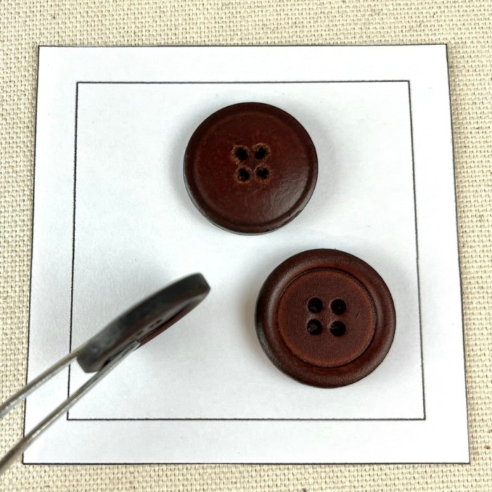 Bouton en cuir uni marron foncé L 23mm
