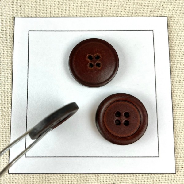 Bouton en cuir uni marron foncé L 23mm Bouton en cuir uni marron foncé L 23mm