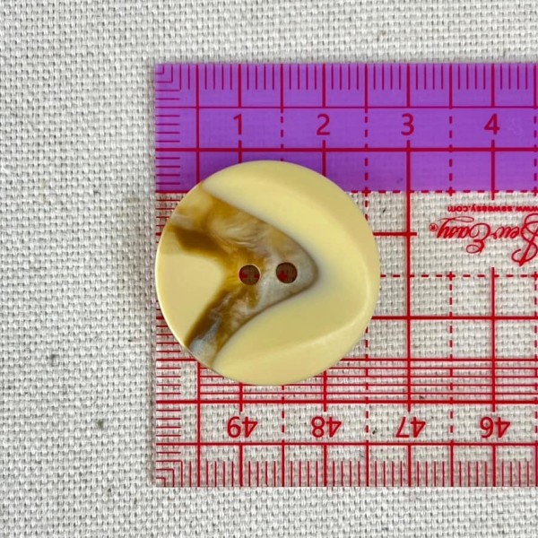 Bouton plastique marbré crème 26mm Bouton plastique marbré crème 26mm