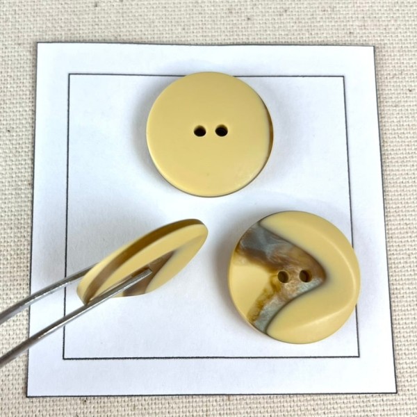 Bouton plastique marbré crème 26mm Bouton plastique marbré crème 26mm