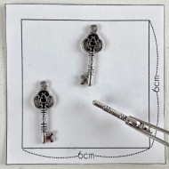 Charm clé argenté