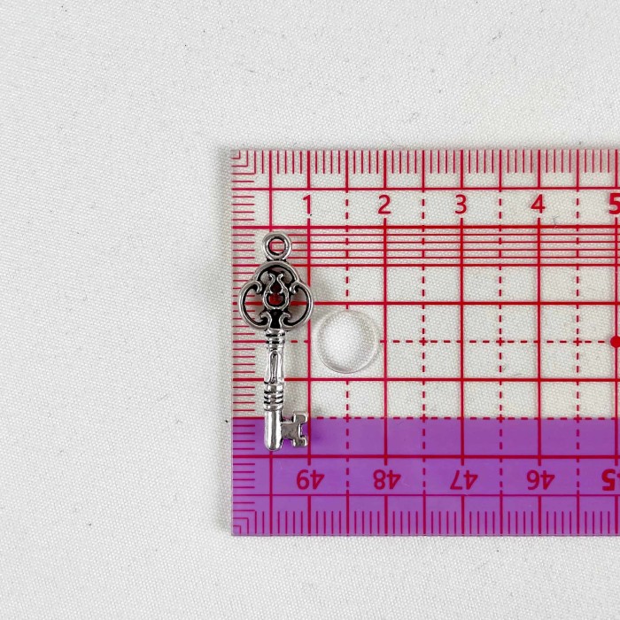 Charm clé argenté