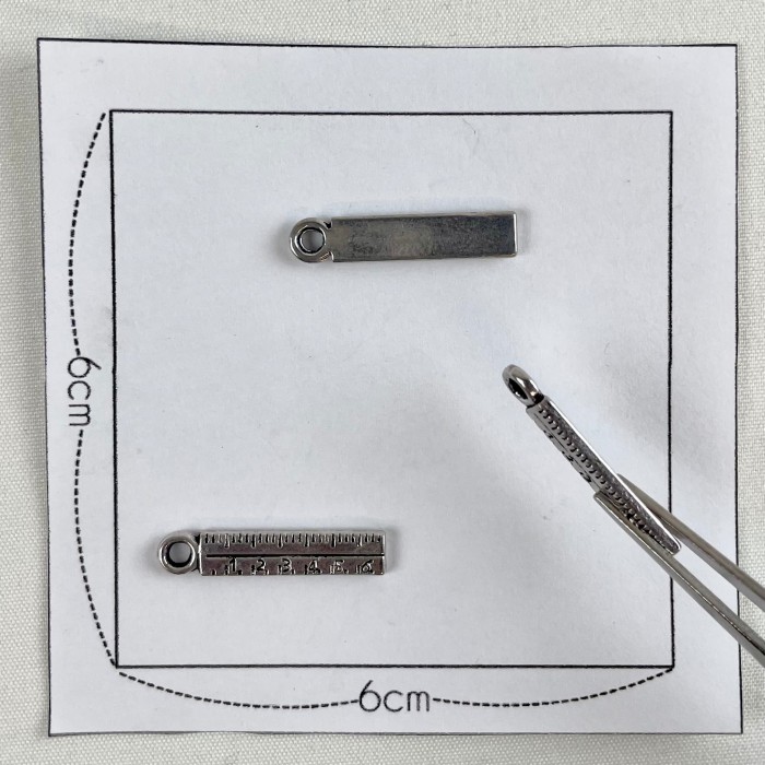 Charm règle argenté