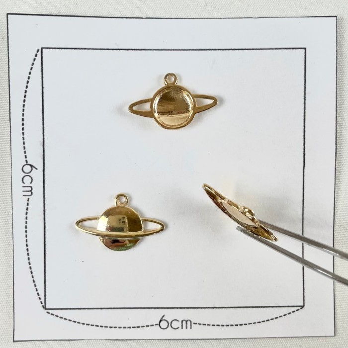 Charm planète doré