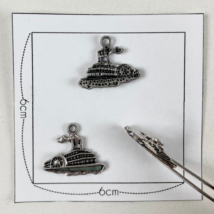 Charm navire argenté