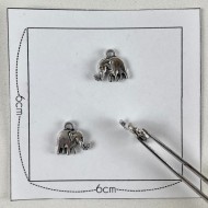 Charm éléphant argenté