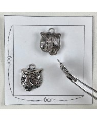 Charm tigre argenté