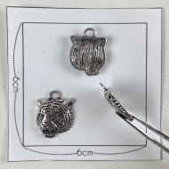 Charm tigre argenté